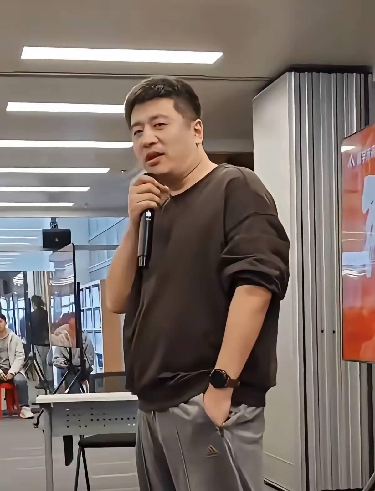 我同事老公刚好在张雪峰公司上班，今天突然就说老板走了，太突然了！他说，老张这个