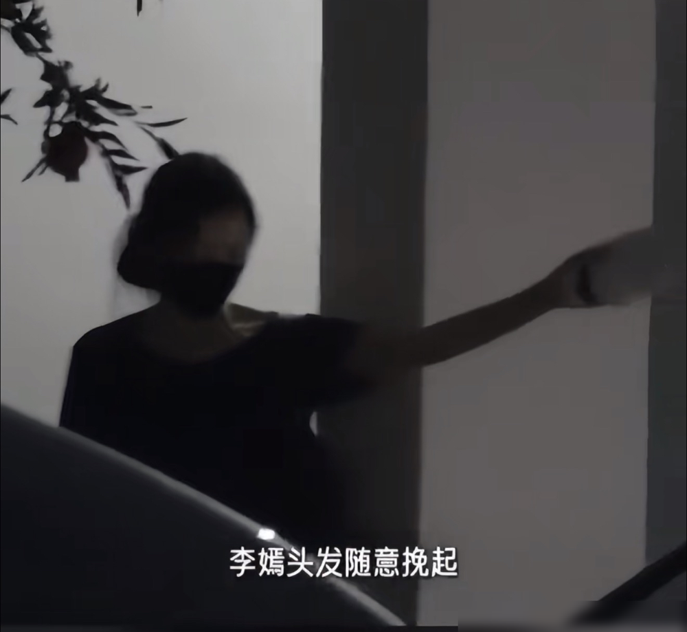 李嫣跟着窦靖童进录音棚，一待就是大半夜。29岁的窦靖童棒球帽配双肩包，跟工作人员聊得热火朝天。20岁