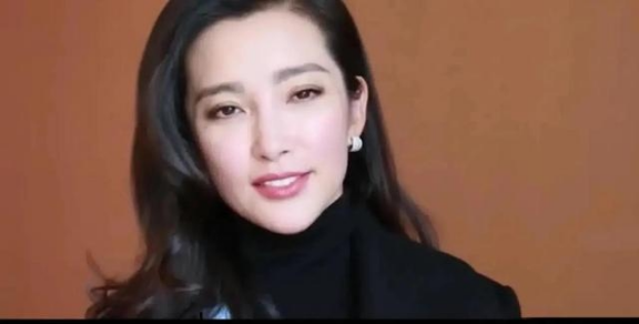2009年，李冰冰开出12万月薪招保姆，其中一位保姆应聘，将菜里里外外洗了5、6