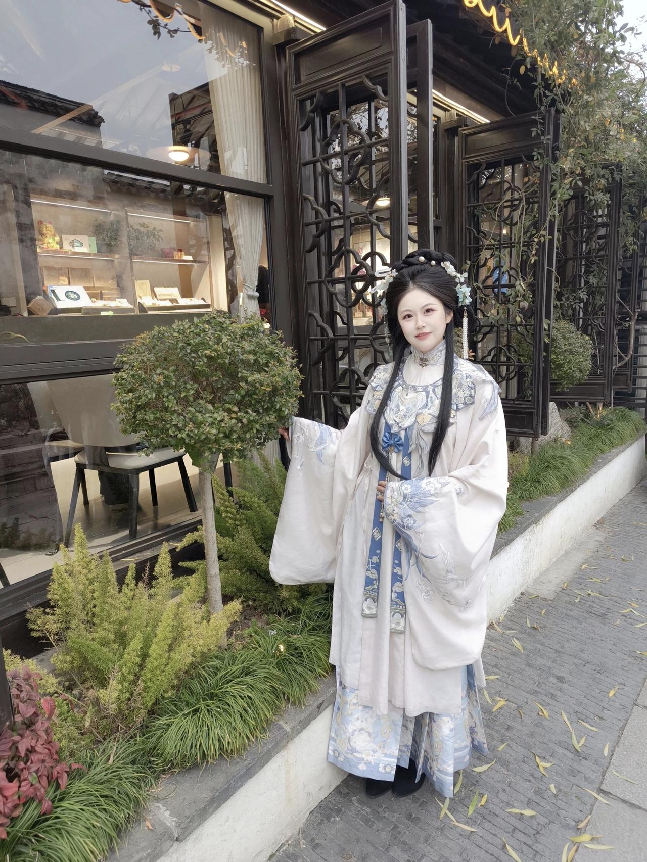 晒图笔记大赛穿越时空的古典美人，在现代街头绽放古韵风情。