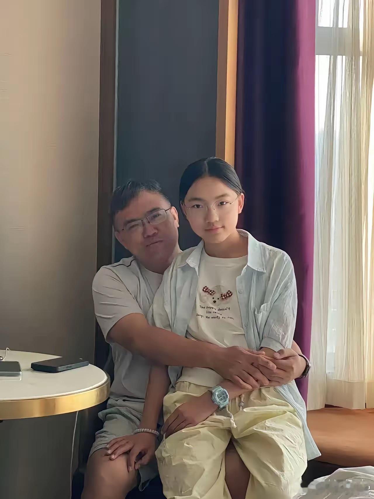 都说女大避父，俺家的这爷女俩，这行为算不算是太出格了？