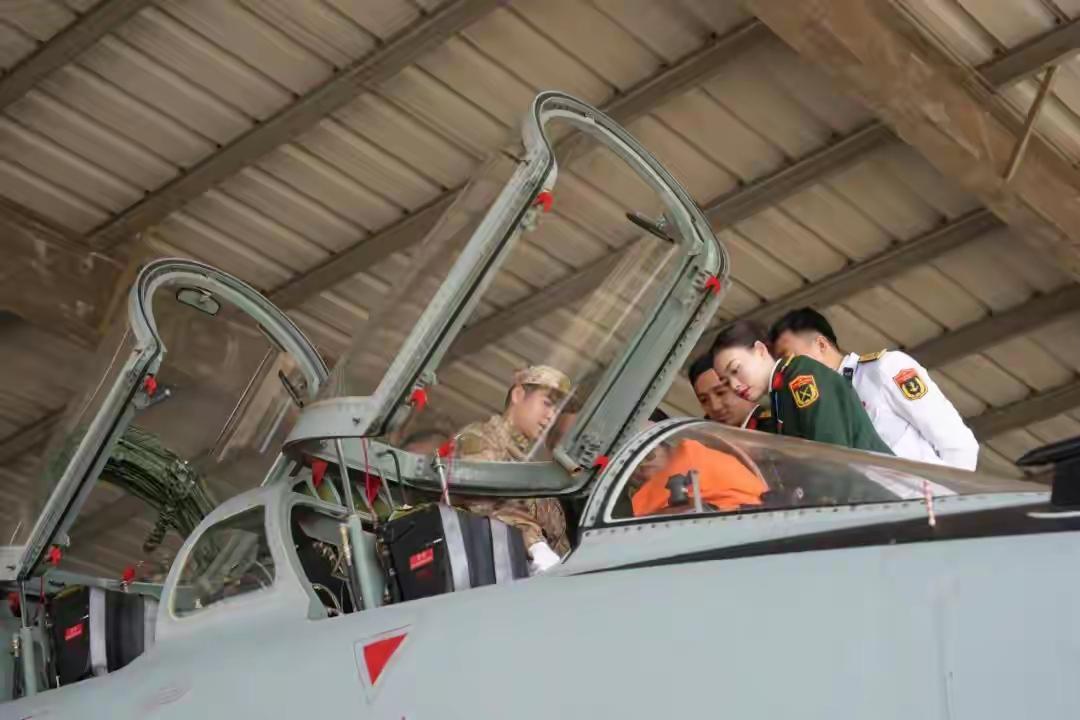 越军第一次近距离接触歼-16：感觉很熟悉，但又好像完全不一样！“明明看着像