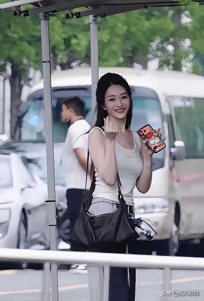 终于有人扒出李小冉的真面目了，她根本不是什么冻龄女神她住着独栋别墅，养着四条