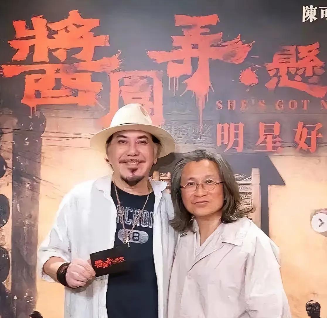 陈可辛疯了吗？邀请黄秋生来站台！刚去刷到一张照片，陈可辛和黄秋生站在一起，背景