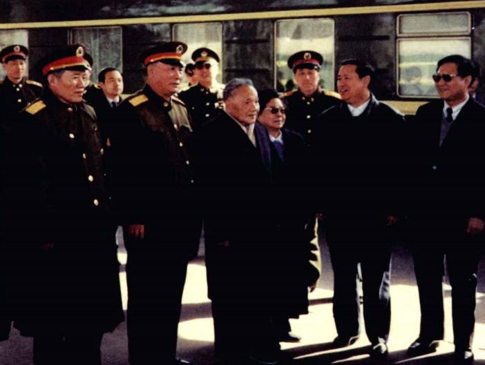 1991年2月21日，天气十分寒冷，邓小平在济南火车站，同山东党政军负责人谈话。