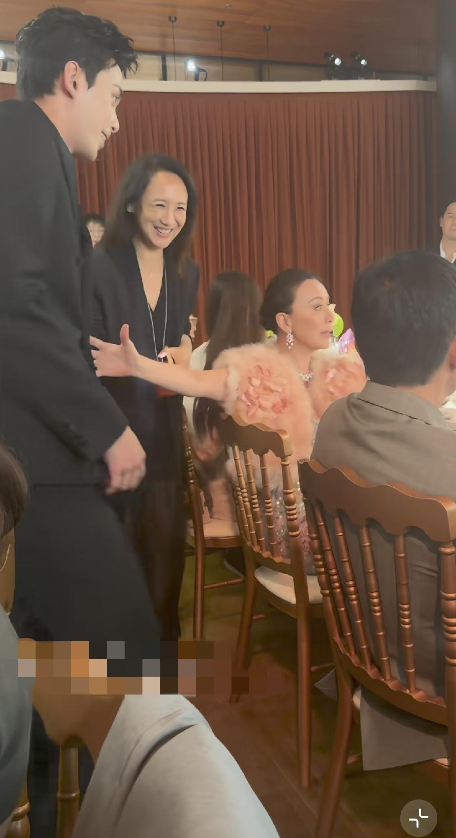 宝格丽晚宴上，刘嘉玲专门把吴磊邀请过来，坐在她和梁朝伟的中间，梁朝伟脸上露出了笑