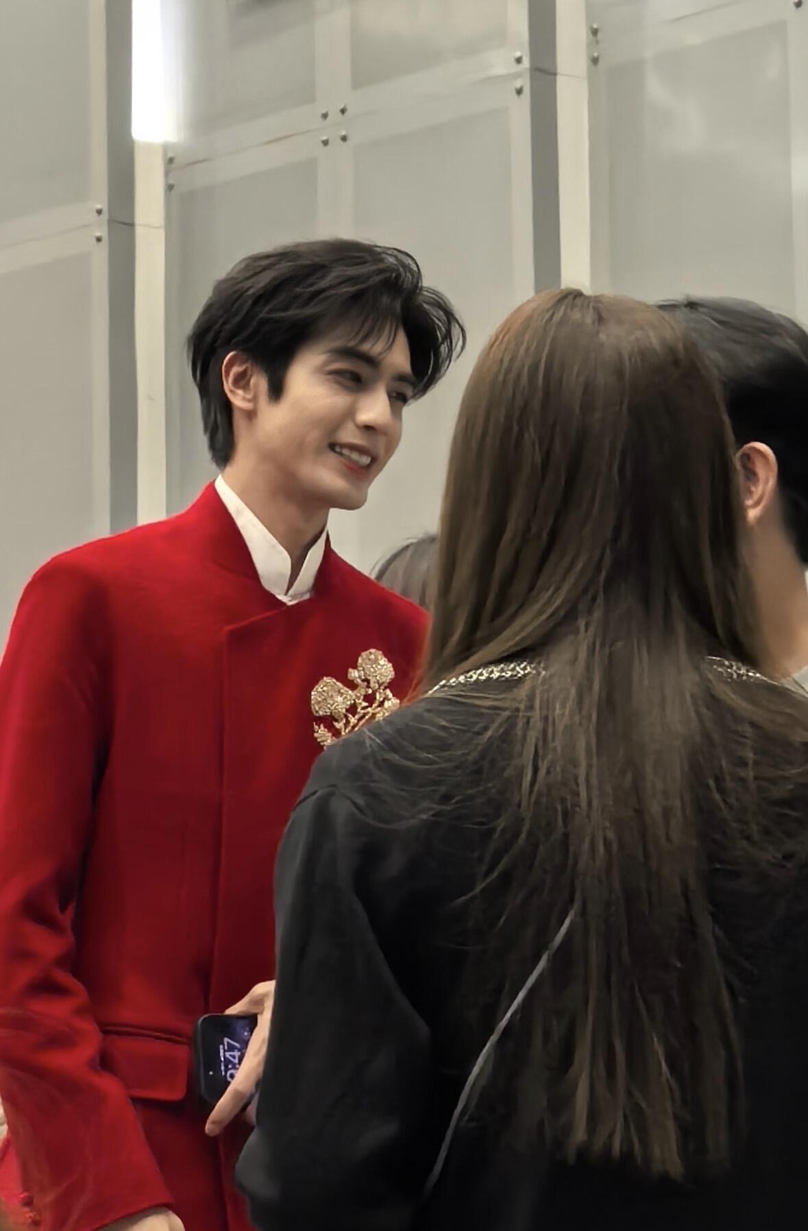 宋威龙毕雯珺好养眼啊我不行了看到他俩同台我真的想哭，我去年最爱两部剧的大男主，