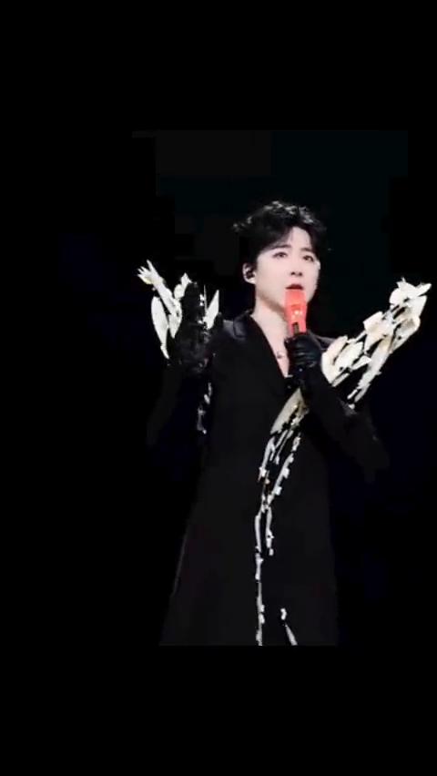 刘宇宁开场哭了。刘宇宁大连演唱会live直拍。我不知道为什么刚才从第一首歌开