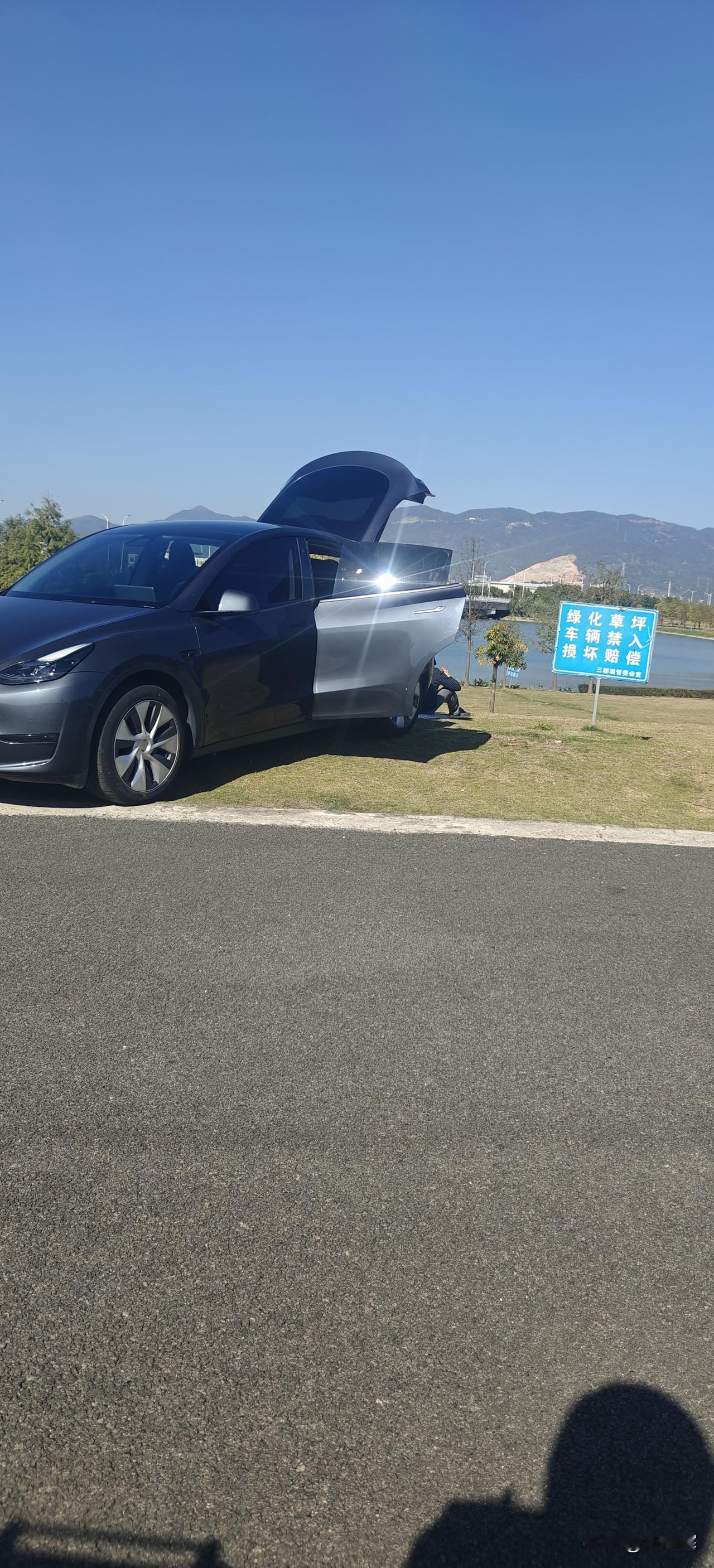 人怎么可以没素质呢？还以为是来休闲，那么大的字那么明显，车还能停得上，外面的路上