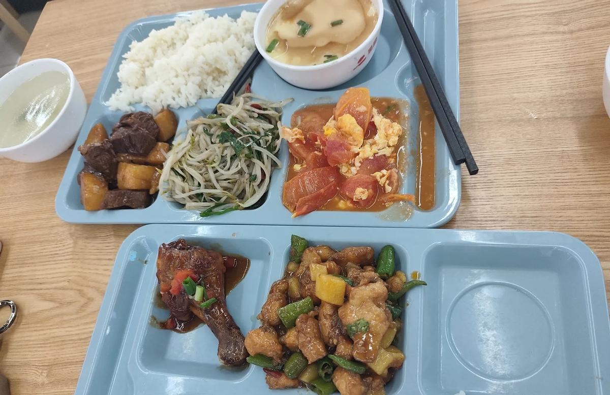 我们学校有个40多岁的副校长，他每次有空的时候总会为一位女老师提前打好饭菜，而且