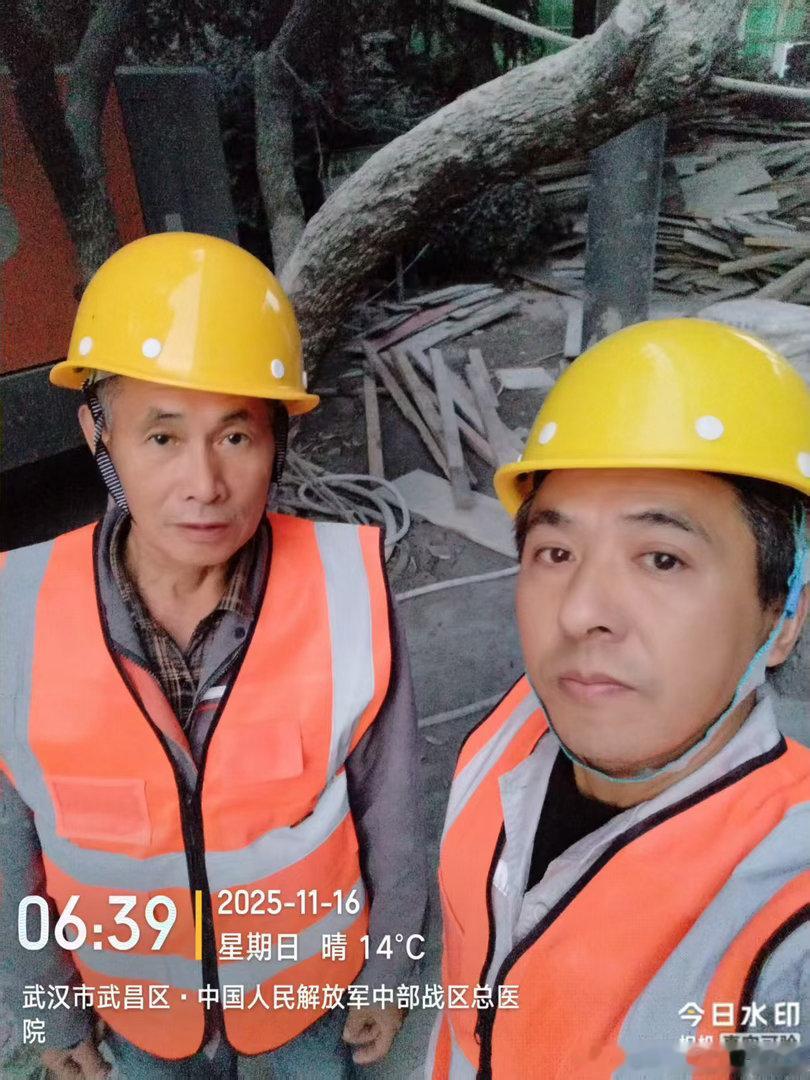 我们十几名工人，从去年11月在武汉陆军总医院老内科楼做外墙保温、涂料油漆工程。活早就全部干完，到现在