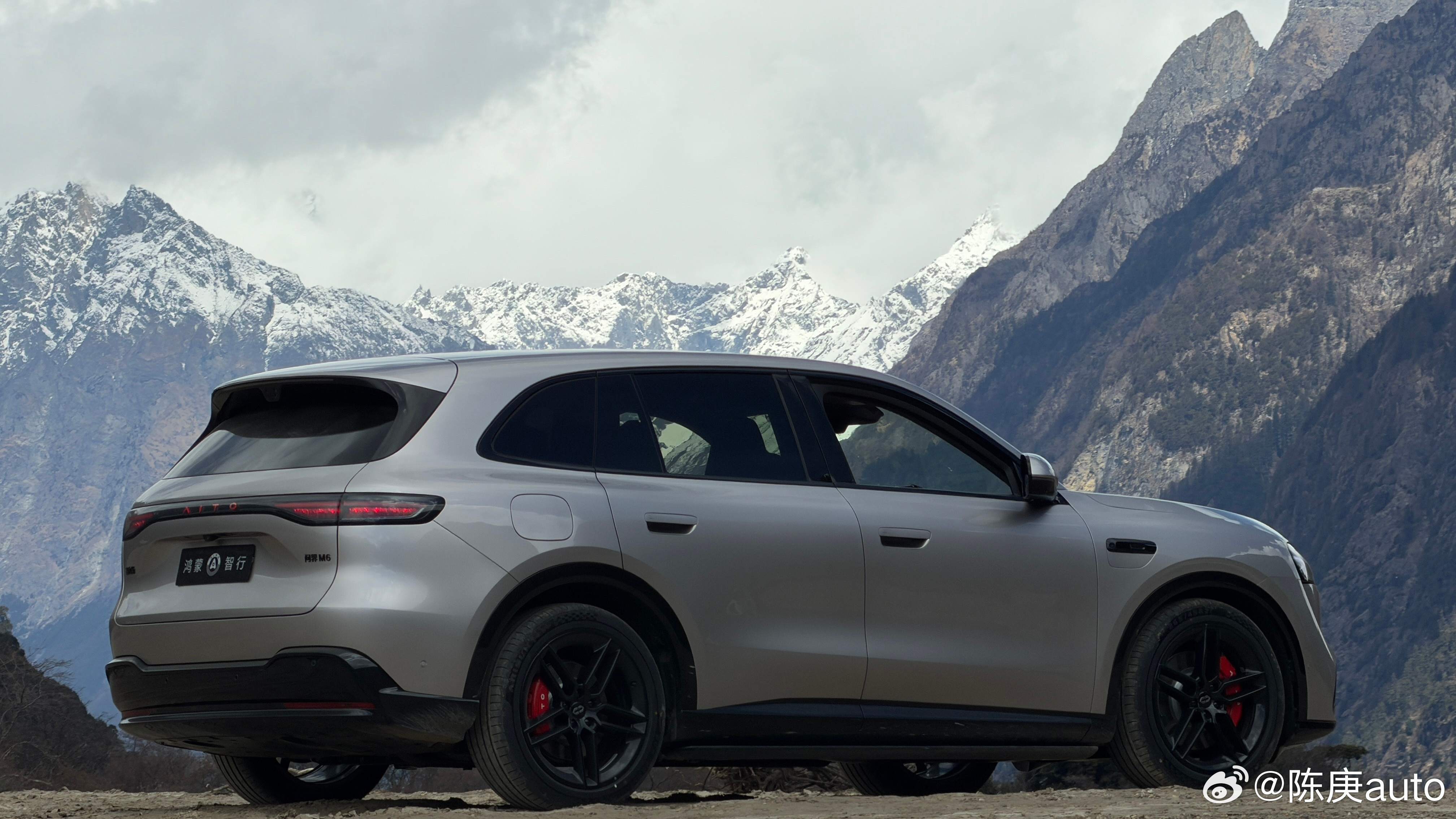 问界M625-30万元的价位，896线激光雷达的驾驶辅助，闭式单腔空悬+CDC