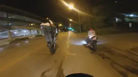 被炸街辅警吵到崩溃，王某冲上去连捅十几刀，两条人命两个家庭全毁了！