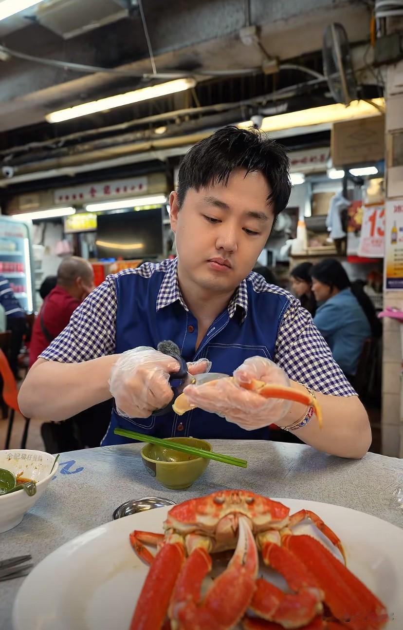刘雨鑫到香港菜市场买海鲜，花了一千多块钱，拿到楼上的熟食饭店加工，7种海鲜做8个