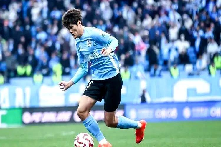 九队带着负分挣扎，大连的零分成了底牌。升入中超第二年，冬窗一口气换血十人。