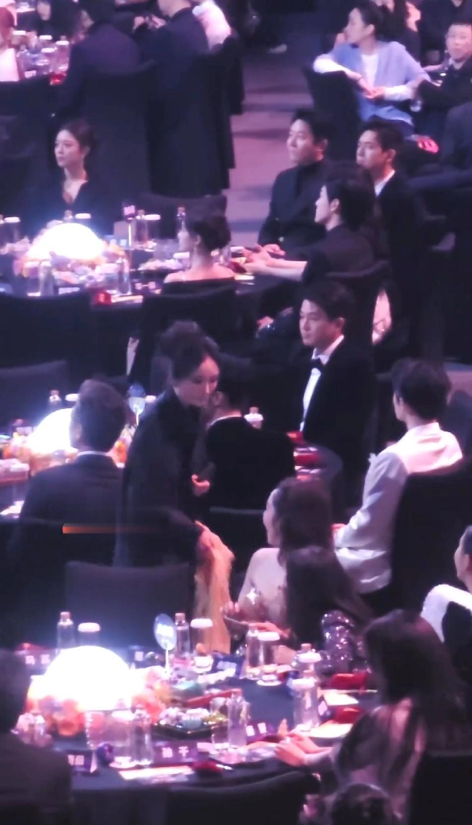 如果不是为了小酒窝，杨幂不会特意到董璇这桌来的吧，毕竟身为资本的杨幂现在也是具备