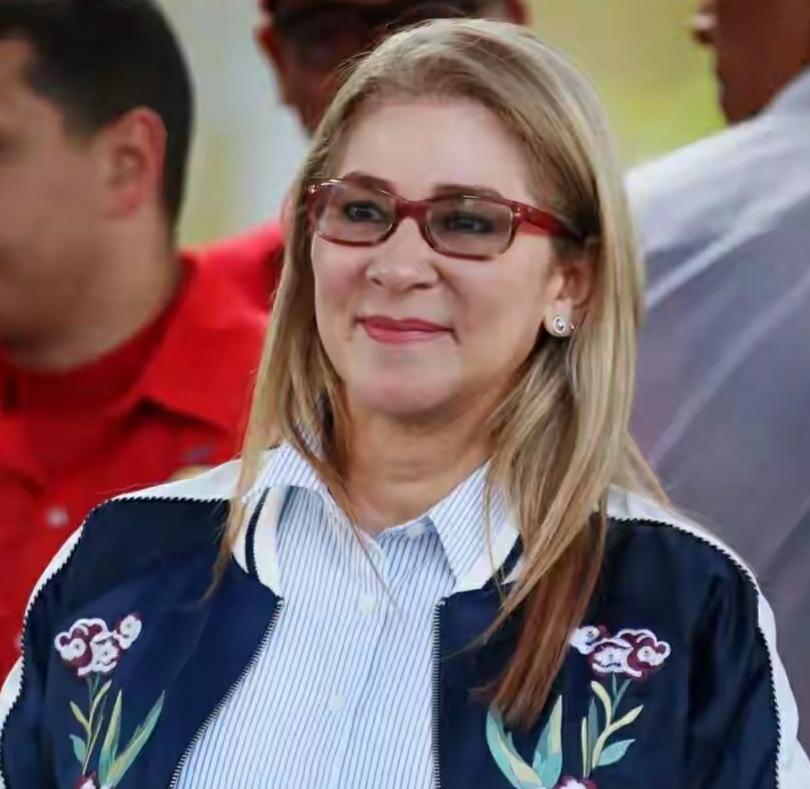 有人说塌鼻子事业不好，不富裕，一辈子没有荣华富贵。有钱人都是鼻梁非常挺拔。看看