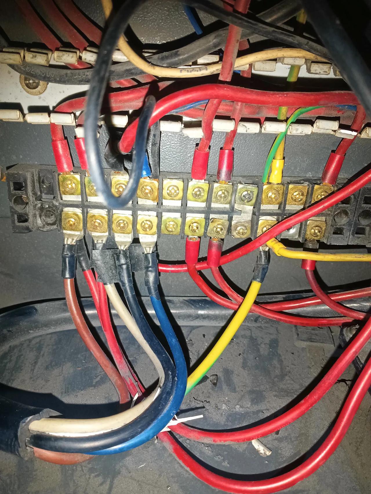 招进来好几个水电工进来，让他们把这些线重新整理一下，好几个水电工都说不会，其中有