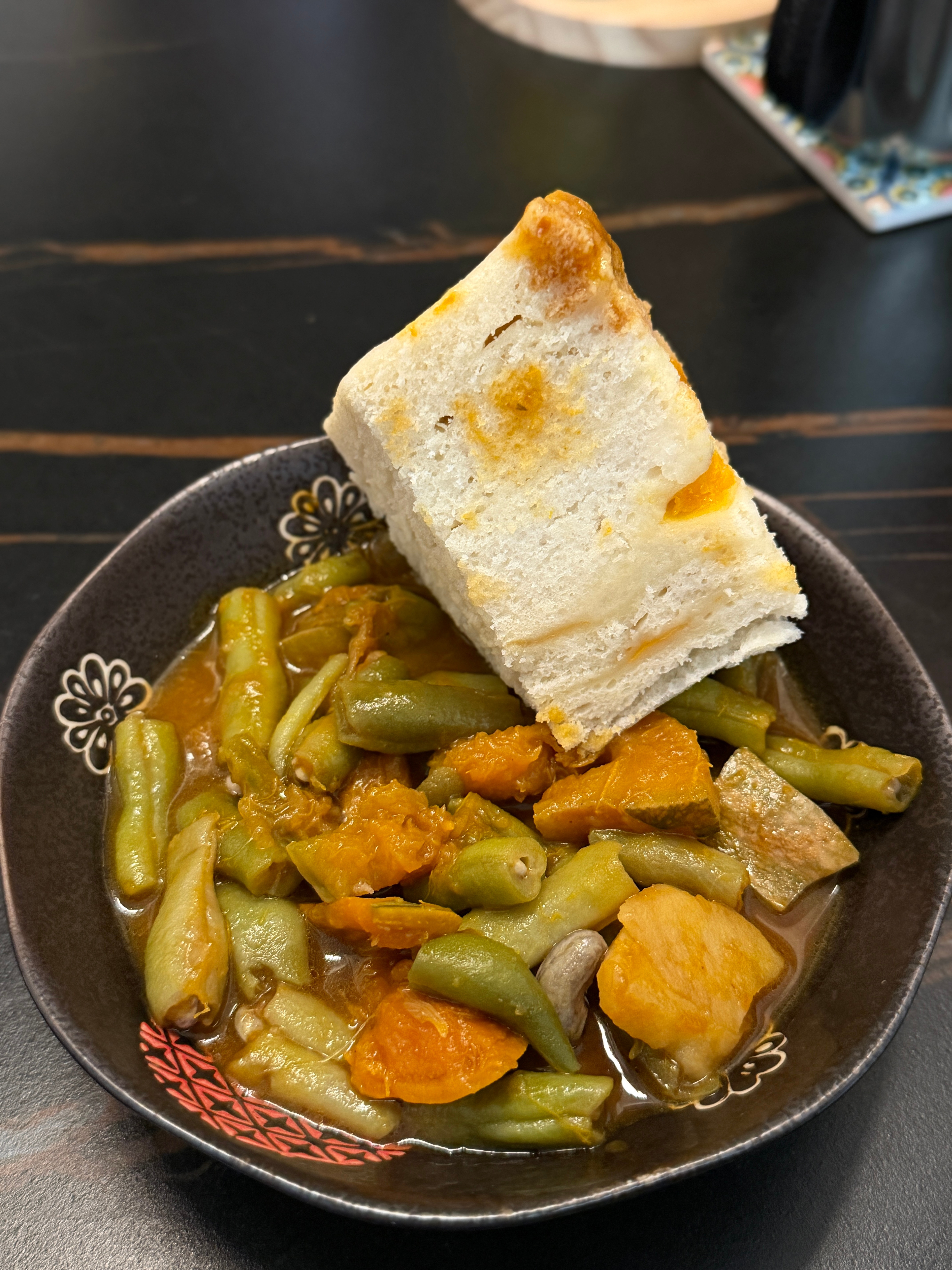 回到家吃妈妈牌晚餐了，朴实又美味的、适合端起来蹲在家门口吃的饭哈哈。以及，我又买