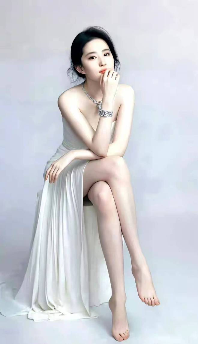 刘亦菲光着脚丫子，她的皮肤白皙如雪！1987年出生的她，这么年轻就出道多年了，