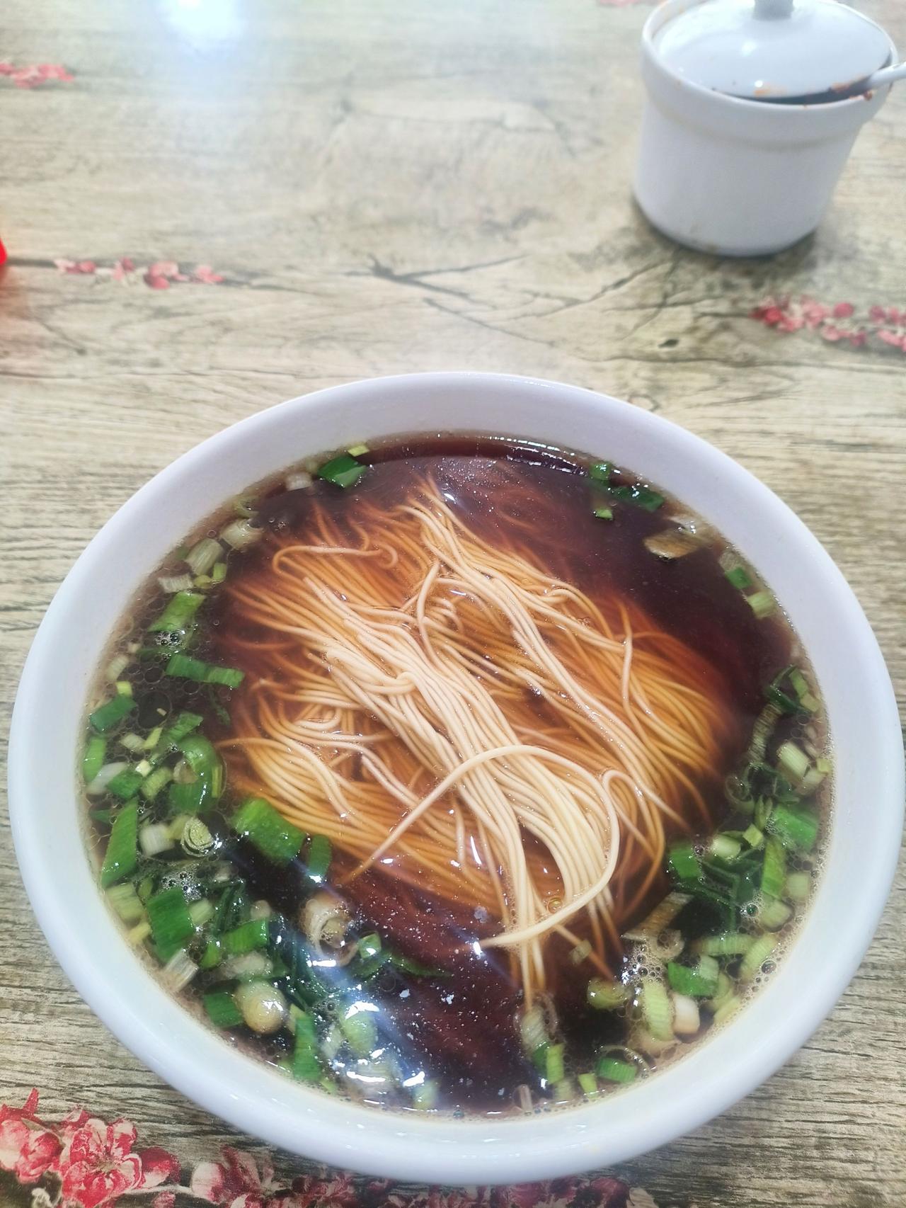 个人真的挺喜欢的一家面馆，也属于误打误撞碰上的。汤色非常好，酱红色，但其实挺