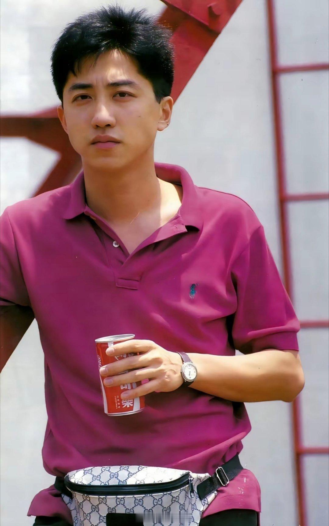 庾澄庆那时候不仅颜值在线，衣品更是领先时代，清冷的少年感里还带着点随性的潮酷气质