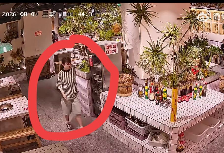 火锅店第一次见到如此缺德的小仙女，把公共调料区的油盐酱醋全部倒到桌子上的锅里，不