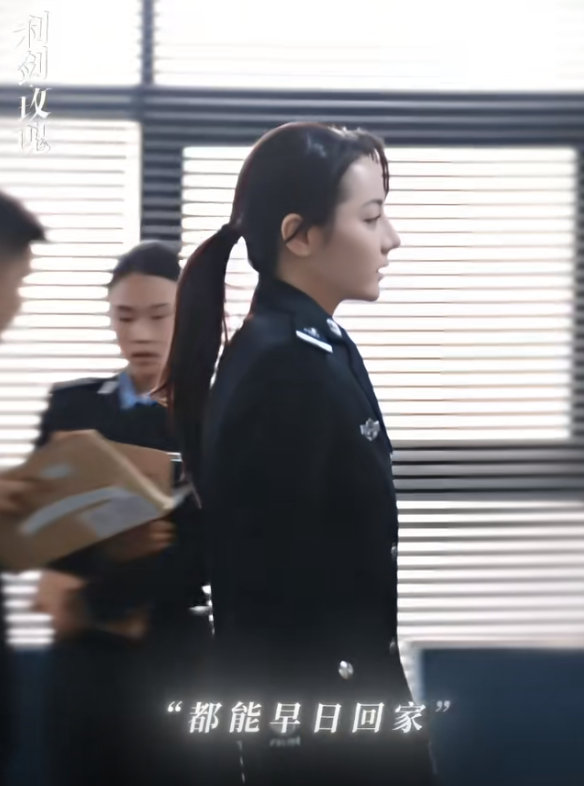0秒就被邓妍警官的气场征服迪丽热巴邓妍0帧气场迪丽热巴邓妍0帧气场，0秒就