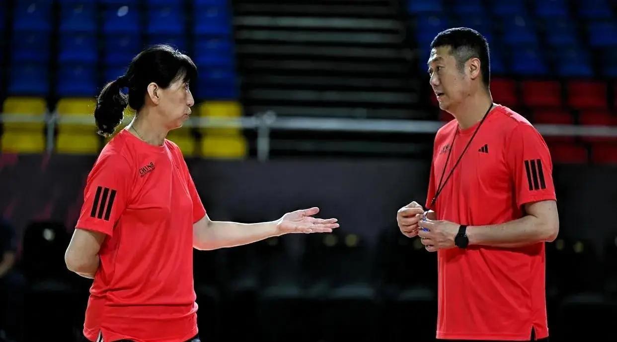 对多米尼加一战：赖亚文认为3人“表现出色”吴梦洁第二场比赛，吴梦洁伤退