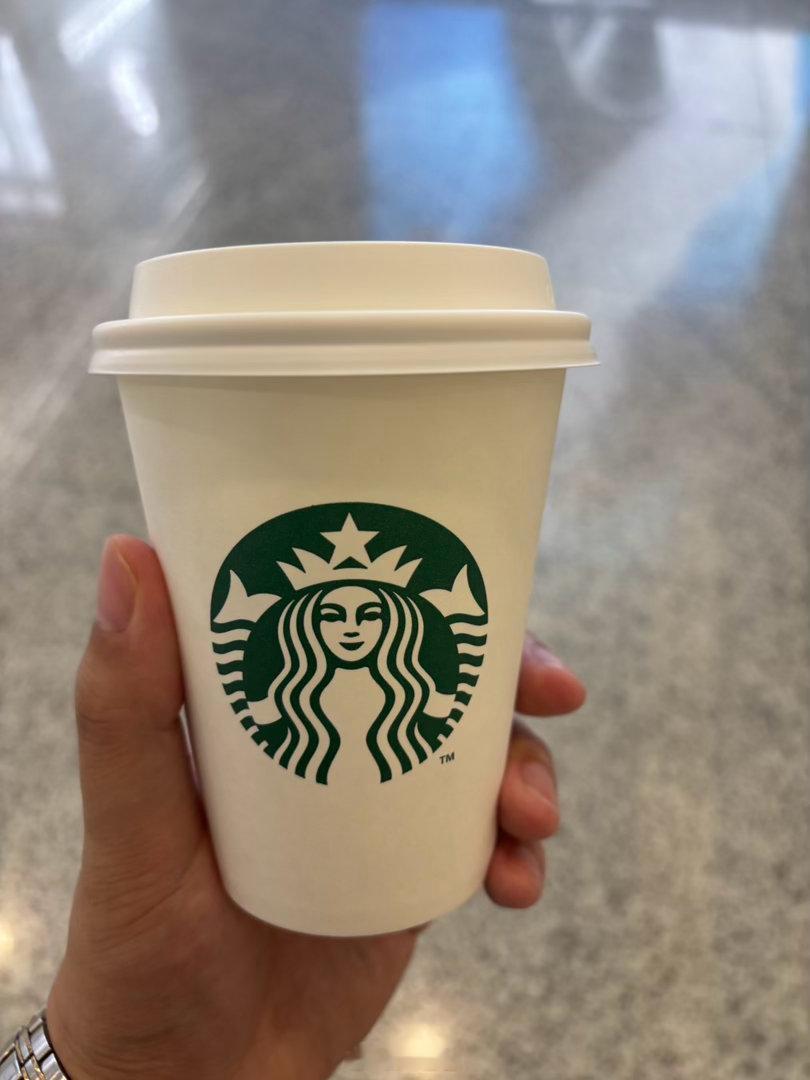 抗博教导过我东航的星巴克就算是一杯牛奶也必须薅上海·上海浦东国际机场