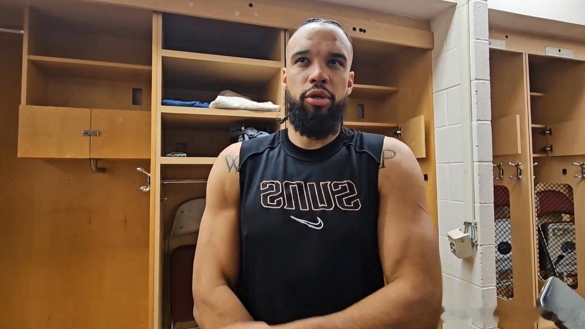 记者：我看到整场比赛你都在和凯文（杜兰特）交流。对于最后那个三分球的防守回合，你