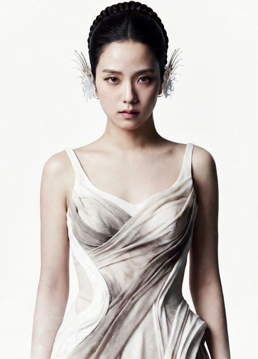 老马户真的P过头了。我们团预算都用在给老马户修图P图上了吧？她长啥样，当我们不知