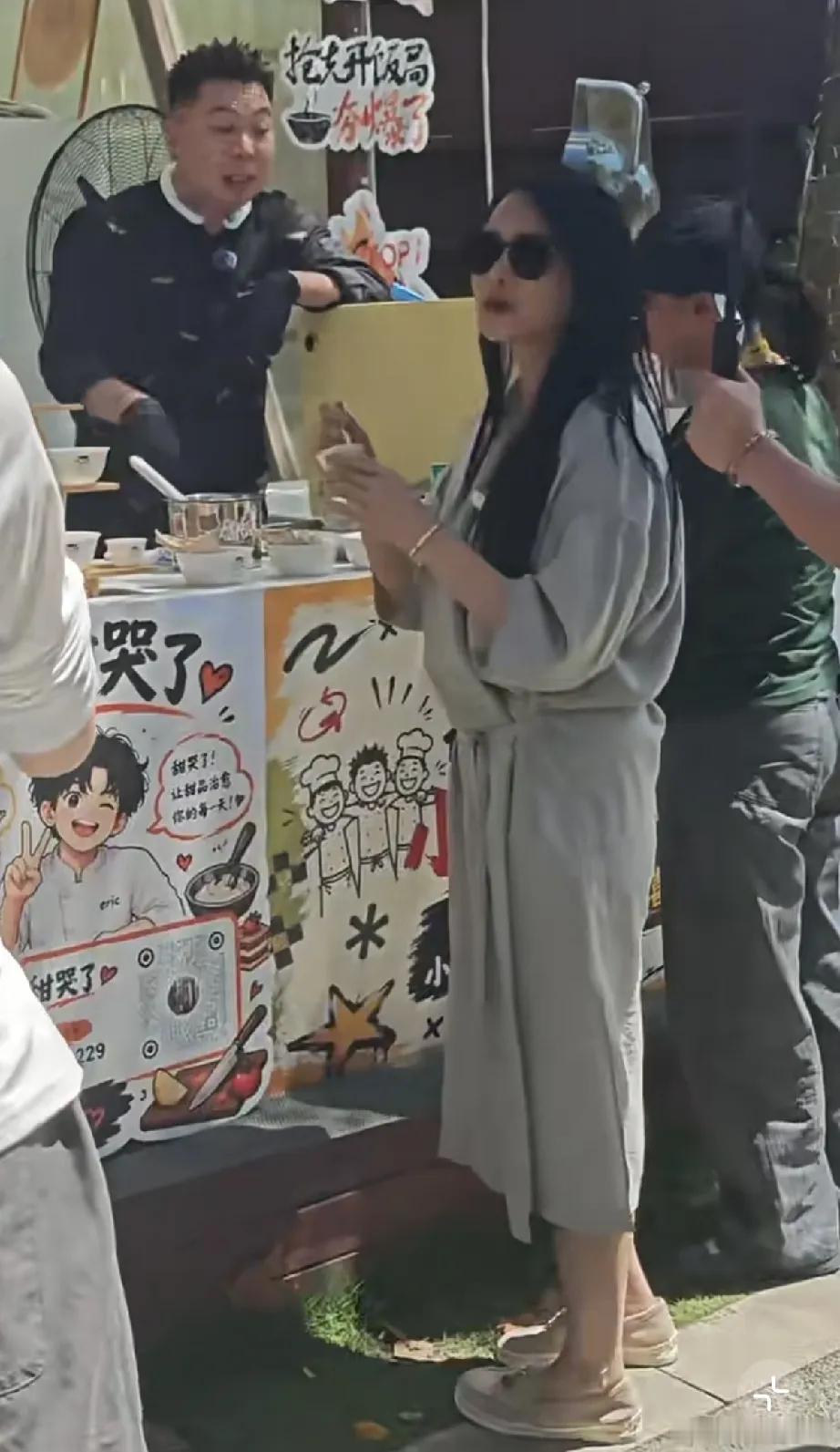 伊能静现身贵阳品尝街头小吃，这身材气质感觉很一般，一看就是快60岁的，尤其她的脸