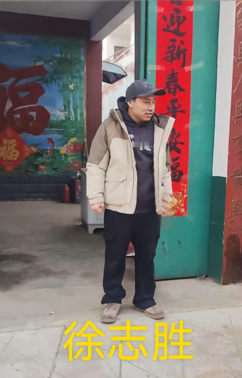 徐志胜的走红，早超越了“祖坟冒青烟”的运气范畴，它更像一堂生动的社会公开课。当我