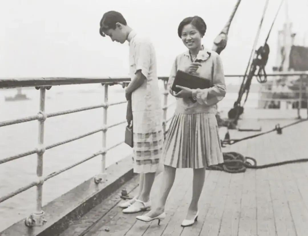 被蒋介石放逐的陈洁如1927年初，陈洁如（左，当时的蒋夫人）由张静江的女儿张倩英陪同去美国。很快，她