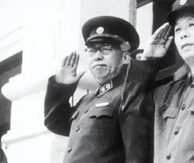 庐山会议后，有一天，毛主席单独召见了罗荣桓。在谈话时，毛主席谈了国防部长的人选问