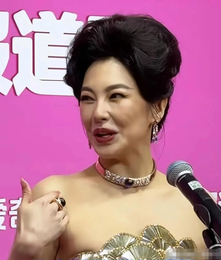 张雨绮这波造型太敢玩了，大妈头与抹胸裙混搭意外走红，这一波操作直接让她流量起飞。