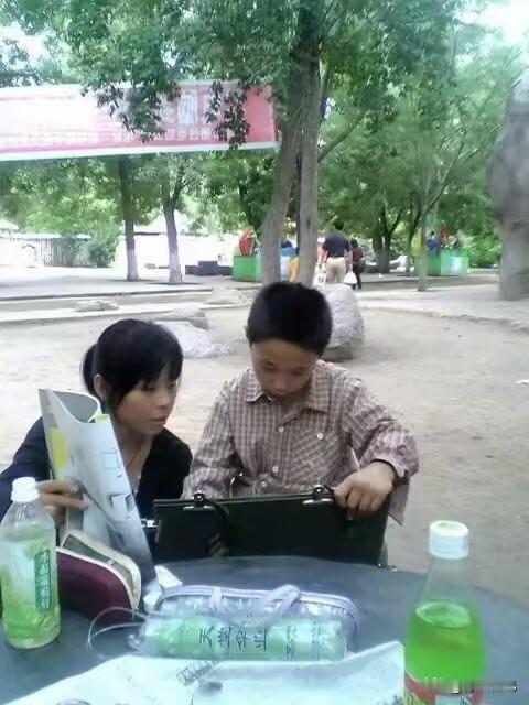 暑假你会放任孩子玩手机吗？我的答案就三个字：不可能。不是怕他眼睛坏，是怕他