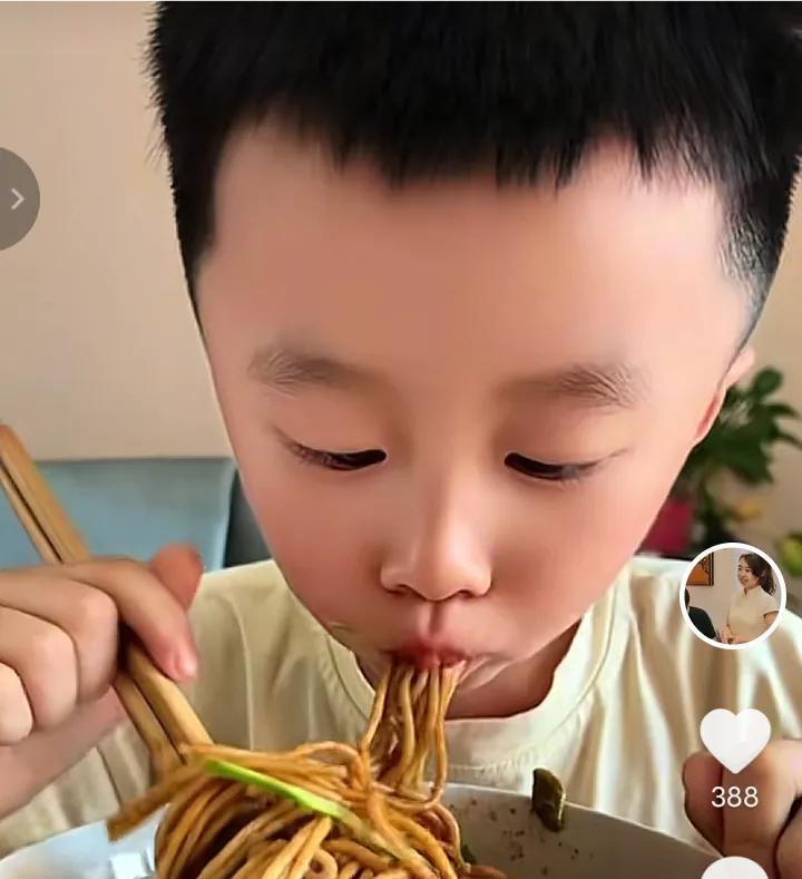 田静说，以后过好自己的小生活就行了，平凡的生活才最真实！这几天天气热，奇奇坐在