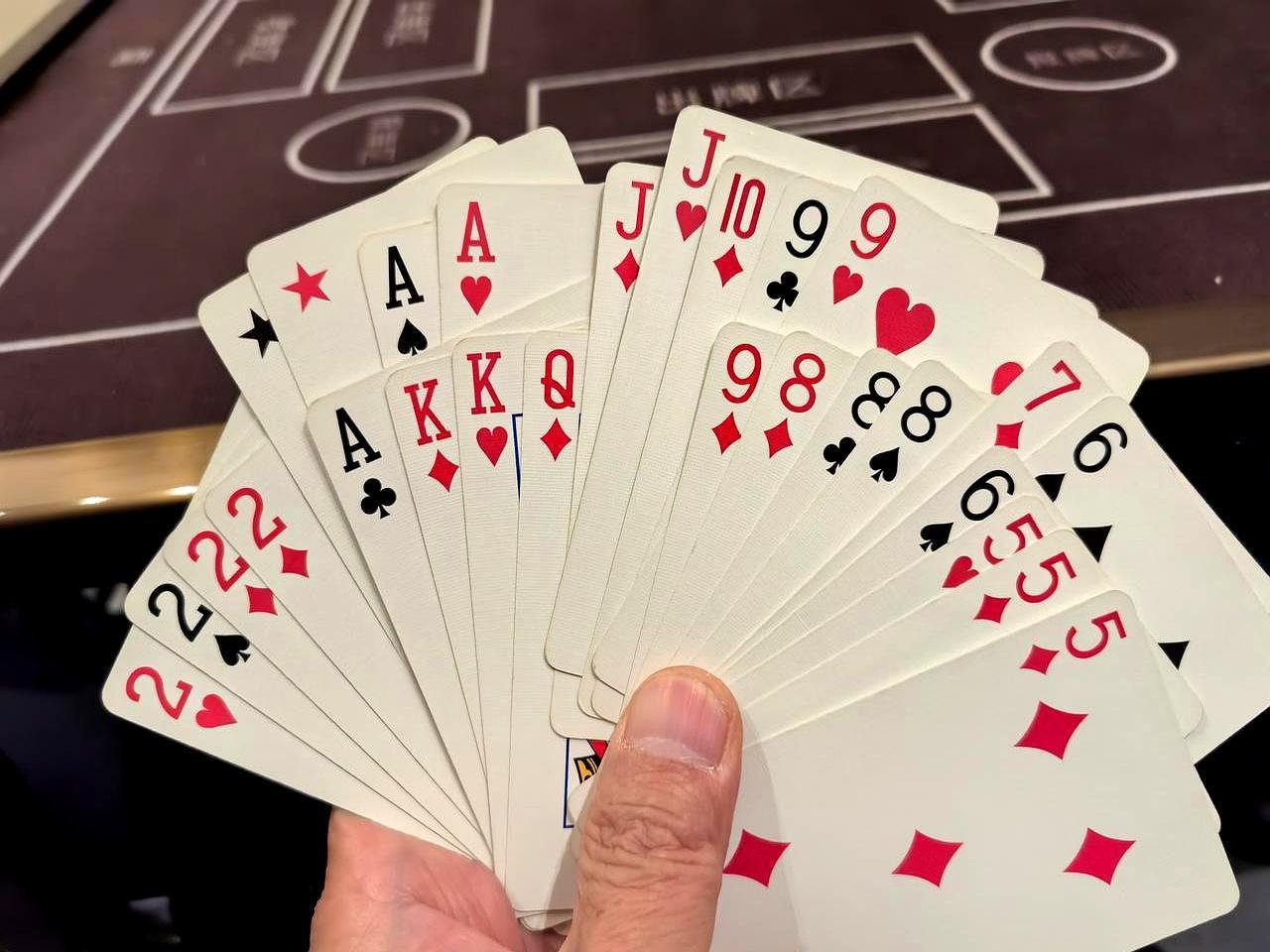 掼蛋这玩意儿，说白了就是把27张牌玩成一张嘴。成都那位哥们儿的做法，我举双