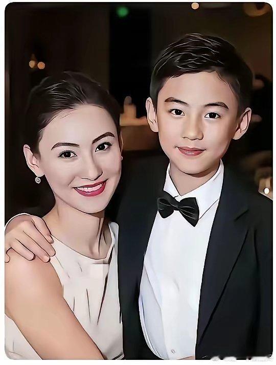 张柏芝的第三子张承礼，越长大越帅气，完全继承了妈妈的靓基因，帅得无可挑剔！相比较