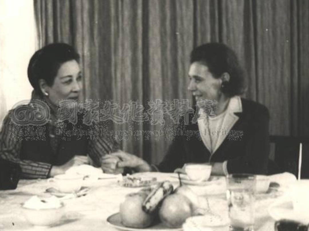 50年代，蒋方良与婆婆宋美龄，留下了这一张罕见合影，镜头里二人围坐在桌旁，似是一