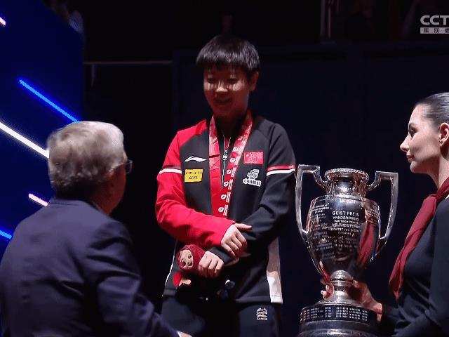 国际奥委会主席巴赫亲自给世乒赛女单冠军孙颖莎颁奖，这应该是最高规格礼遇，孙颖莎是