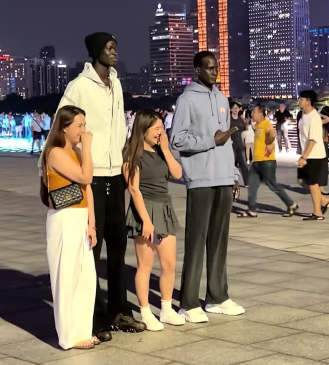 广州塔下广场的一幕，看得人挺不是滋味。两个黑人男生在闲逛，可能是身高特别出众的缘