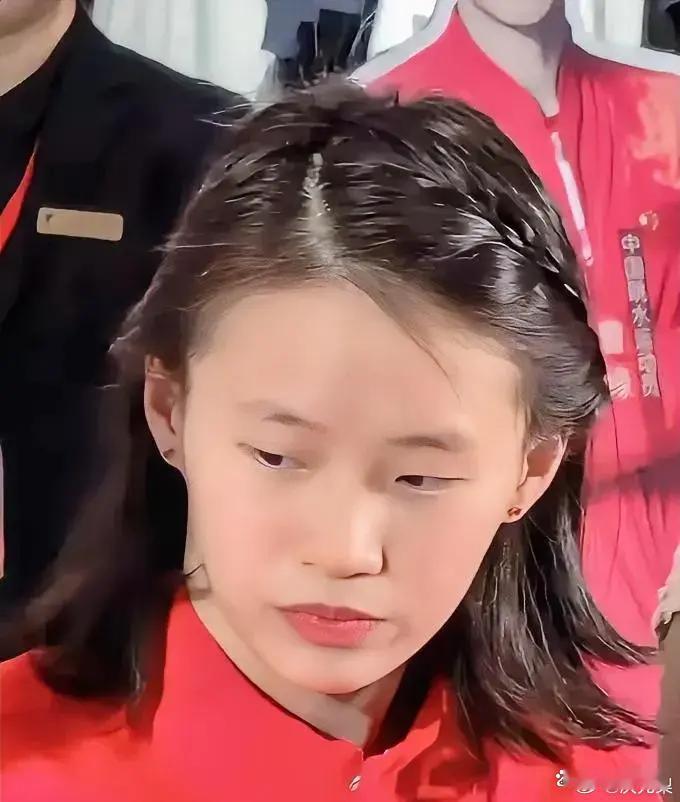 我表弟见过陈芋汐，他讲了件真事儿，说陈芋汐和电视里大不一样。表弟说在游泳馆走廊遇