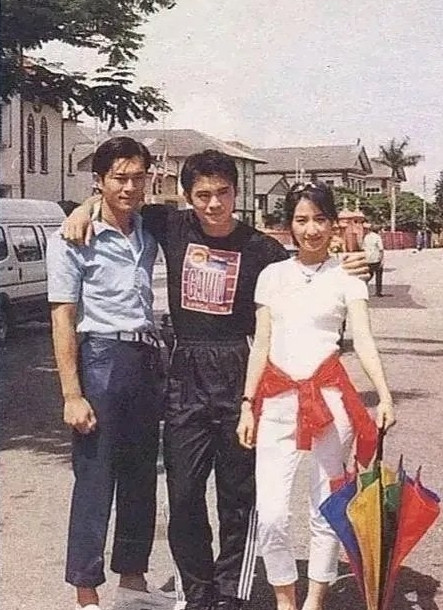 27年前的旧照，可以同时认出照片里三个人的话，估计现在也是儿孙满堂的人了吧…​