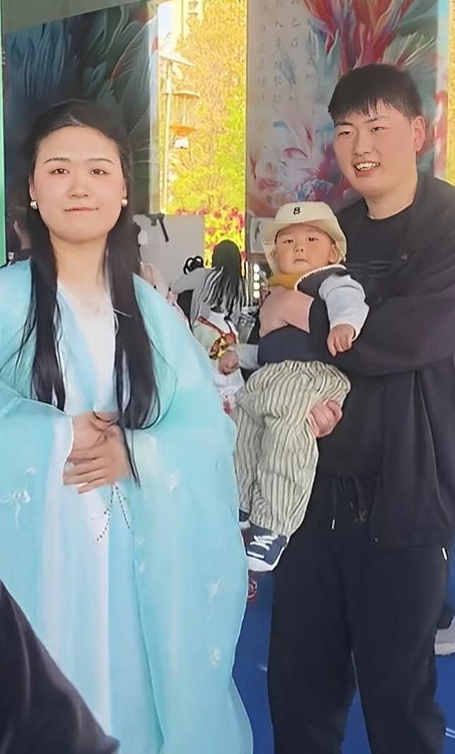 一台手机，毁掉一个老实人。说的不是诈骗，是2000万人，正用屏幕“合法”围观一