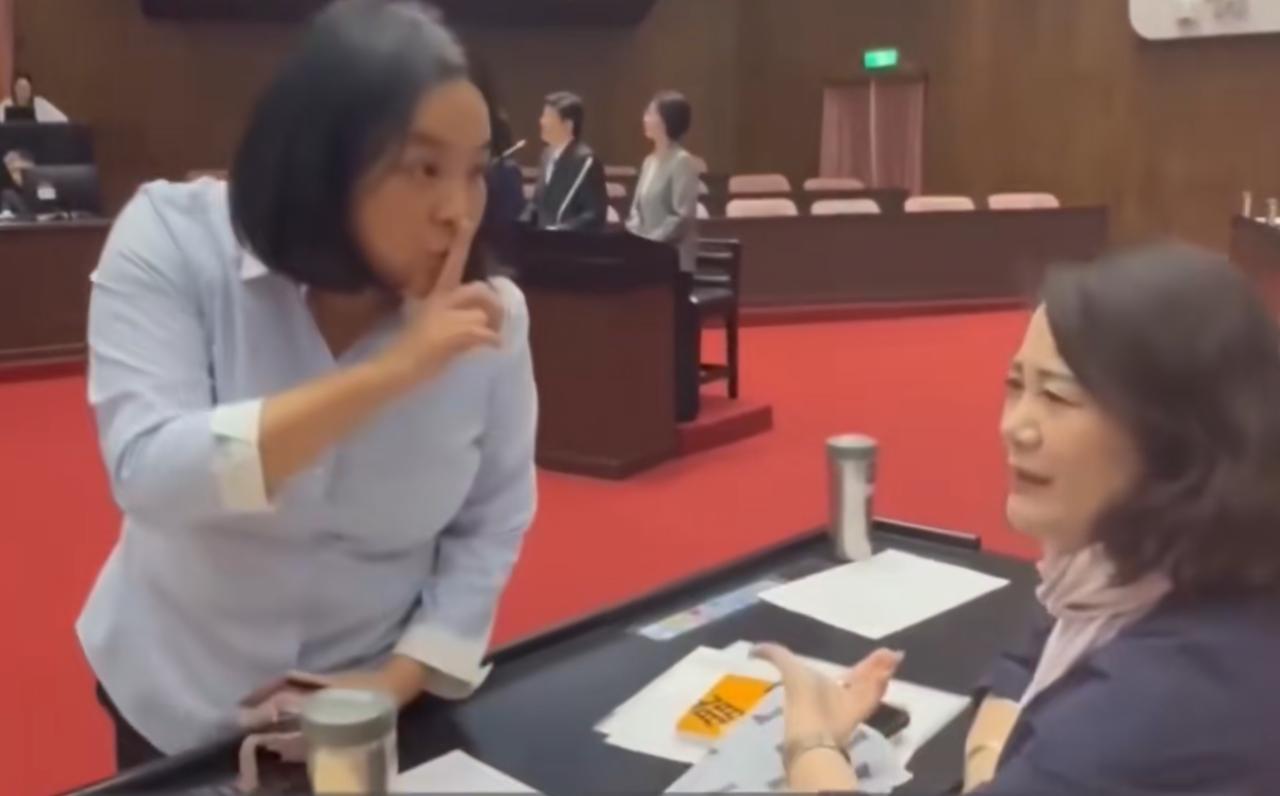 民进党立委吴思瑶太可恶了，国民党团总召傅崐萁在质询台上质询时，吴思瑶一直插话试图