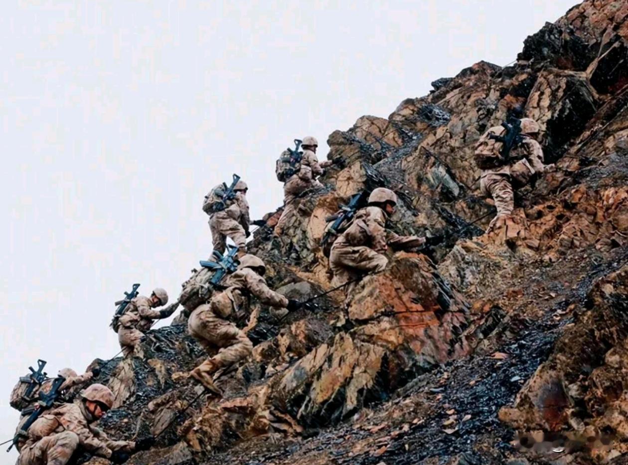 迷彩服在山地的隐蔽性，图二你能找到有几个人吗？