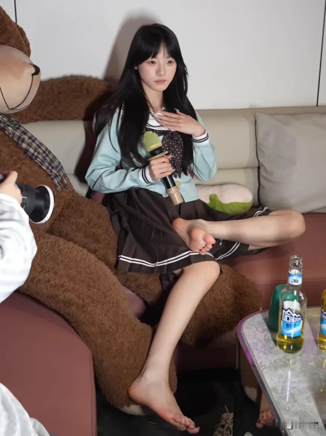 每次看到这些自由舒展的大脚丫，都会不由自主的想象，古代那些裹脚的妇女承受了多大的
